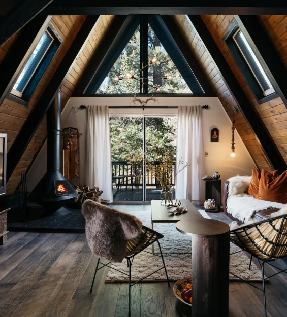 Estilo contemporâneo em meio à natureza: Casa A-frame da Category Week, combinando elegância moderna com a serenidade da vida ao ar livre.