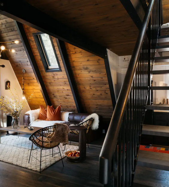 "Design funcional e elegante: Casa A-frame da Category Week, projetada para oferecer uma experiência de vida prática e esteticamente agradável.