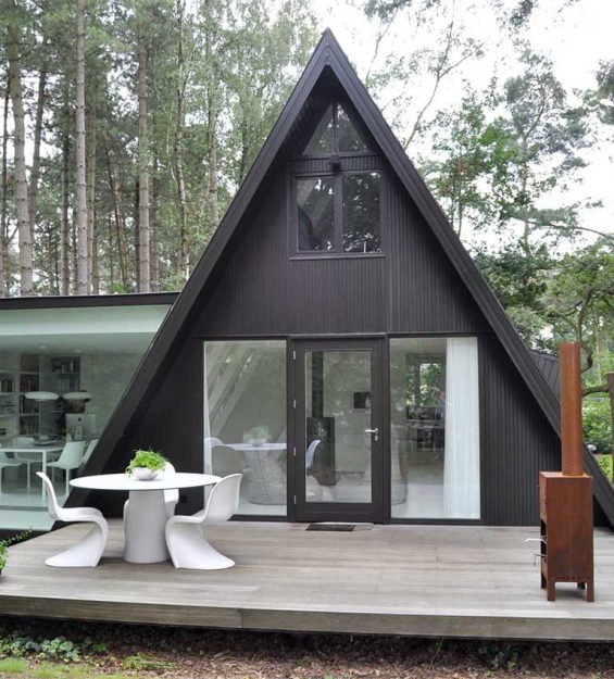 Projeto exclusivo de casa A-frame pela Category Week, combinando estilo rústico e moderno.