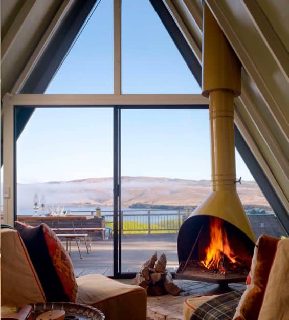 Espaço inteligente e funcional: Casa A-frame da Category Week, demonstrando uma abordagem inovadora para maximizar o uso do espaço sem comprometer o estilo.