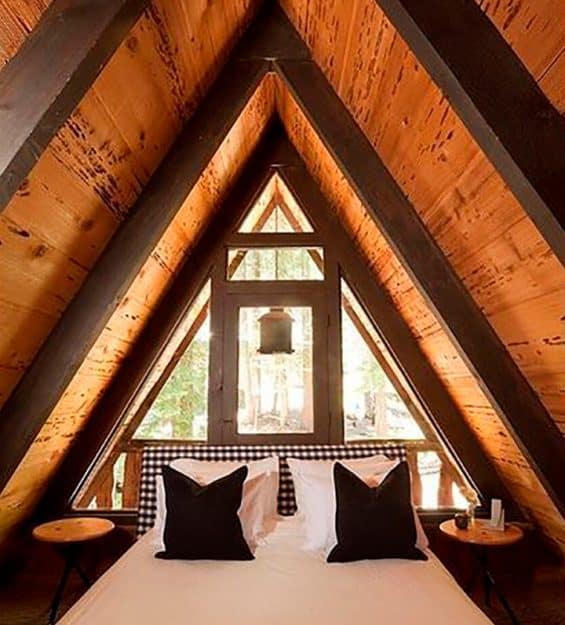 Arquitetura atemporal: Casa A-frame da Category Week, representando uma fusão perfeita entre o tradicional e o contemporâneo.