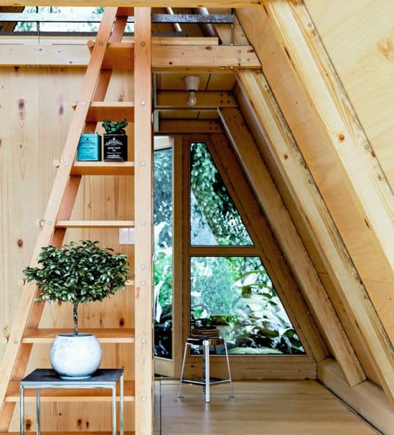 Detalhes encantadores: Explore os elementos de design distintos desta casa A-frame da Category Week, meticulosamente trabalhados para criar uma atmosfera única.
