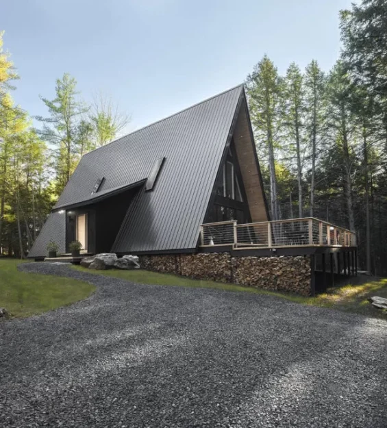 Construção artesanal de alto nível: Casa A-frame da Category Week, representando excelência em design e compromisso com a sustentabilidade.