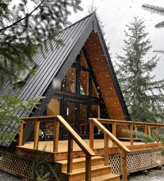 Inspiração em cada detalhe: Casa A-frame da Category Week, oferecendo um refúgio acolhedor para escapar da agitação urbana.