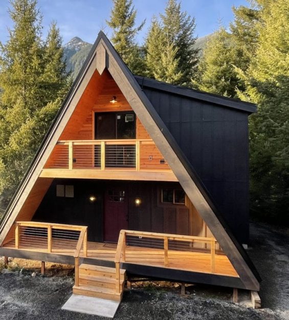 Casa A-frame contemporânea, um símbolo de elegância e funcionalidade, construída pela Category Week para se destacar na paisagem